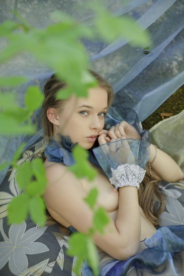 Milena D - одна из самых элегантных тинейджеров, она позирует голой в лесу. Чем не эльфийка!