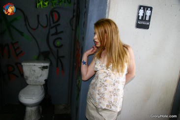 Негодная девочка-подросток Madison Young показывает ротик, набитый спермой черного хуя
